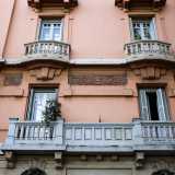 Al di sopra si innalzano quattro piani sui quali notiamo una serie di balconi e finestre con timpani e decori vegetali